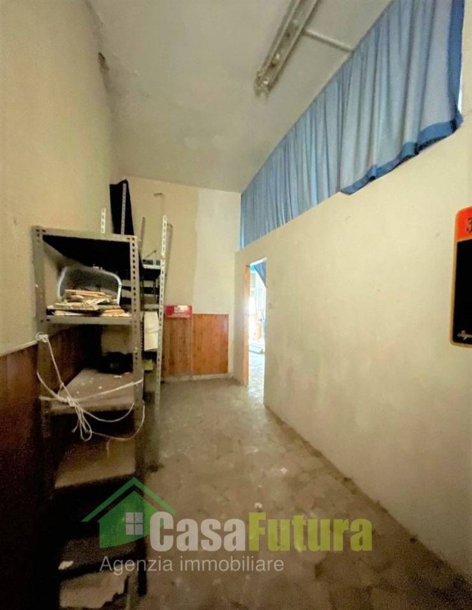 Locale commerciale in vendita a Napoli, Secondigliano