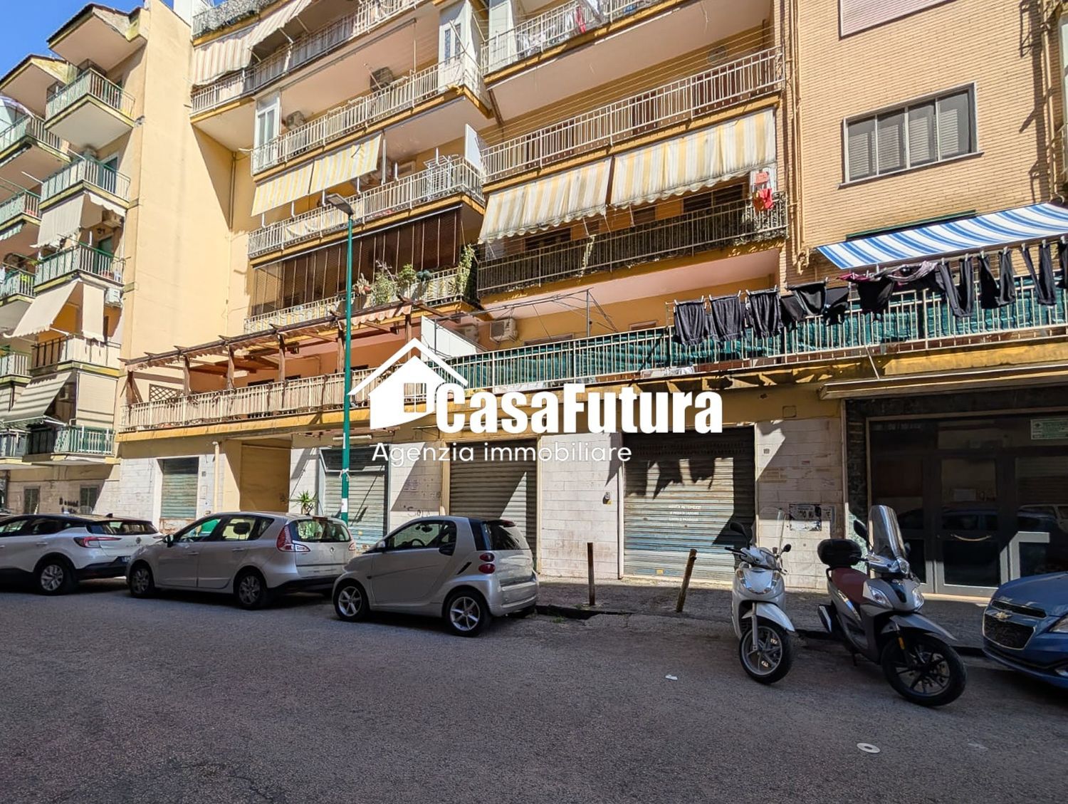 Locale commerciale in vendita a Napoli, Secondigliano