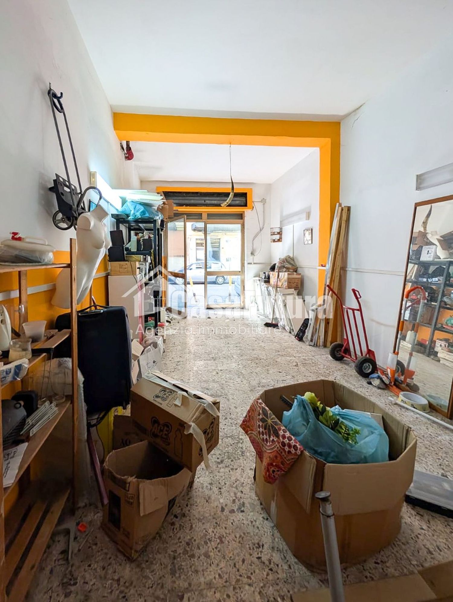 Locale commerciale in vendita a Napoli, Secondigliano