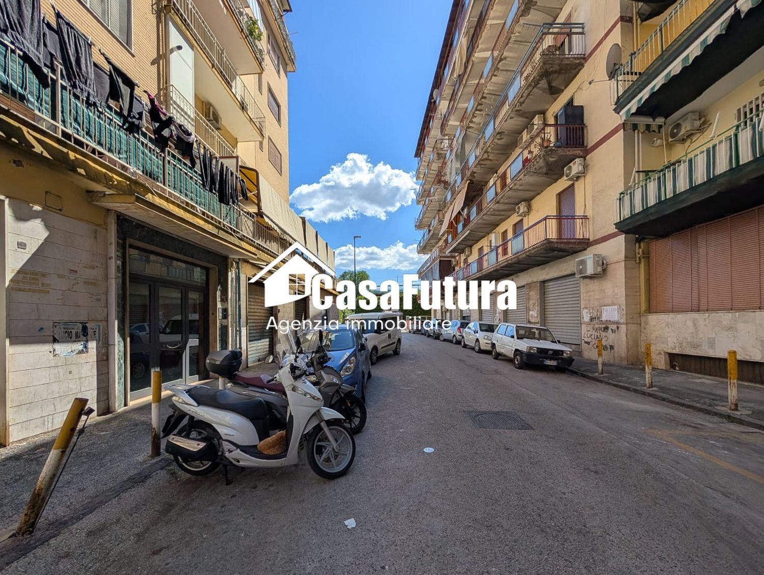 Locale commerciale in vendita a Napoli, Secondigliano