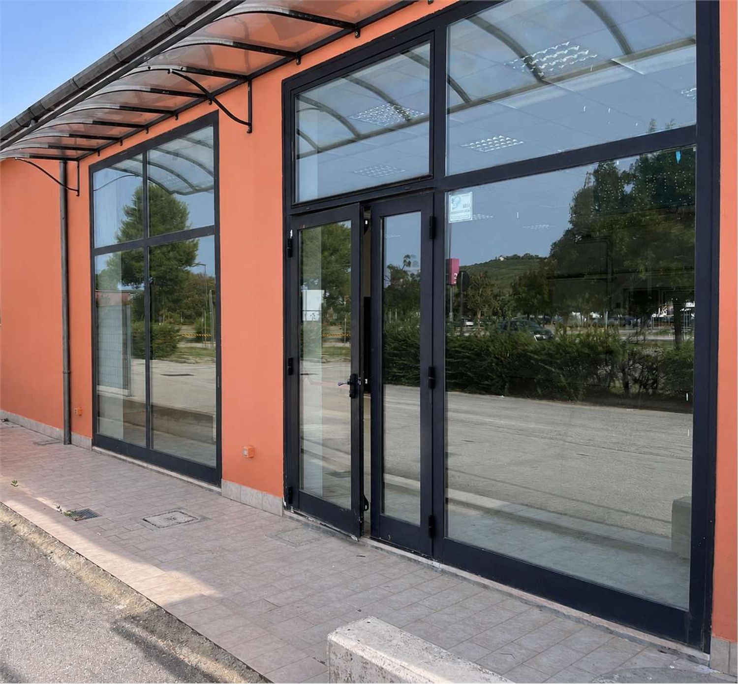Locale commerciale in affitto a Ancona