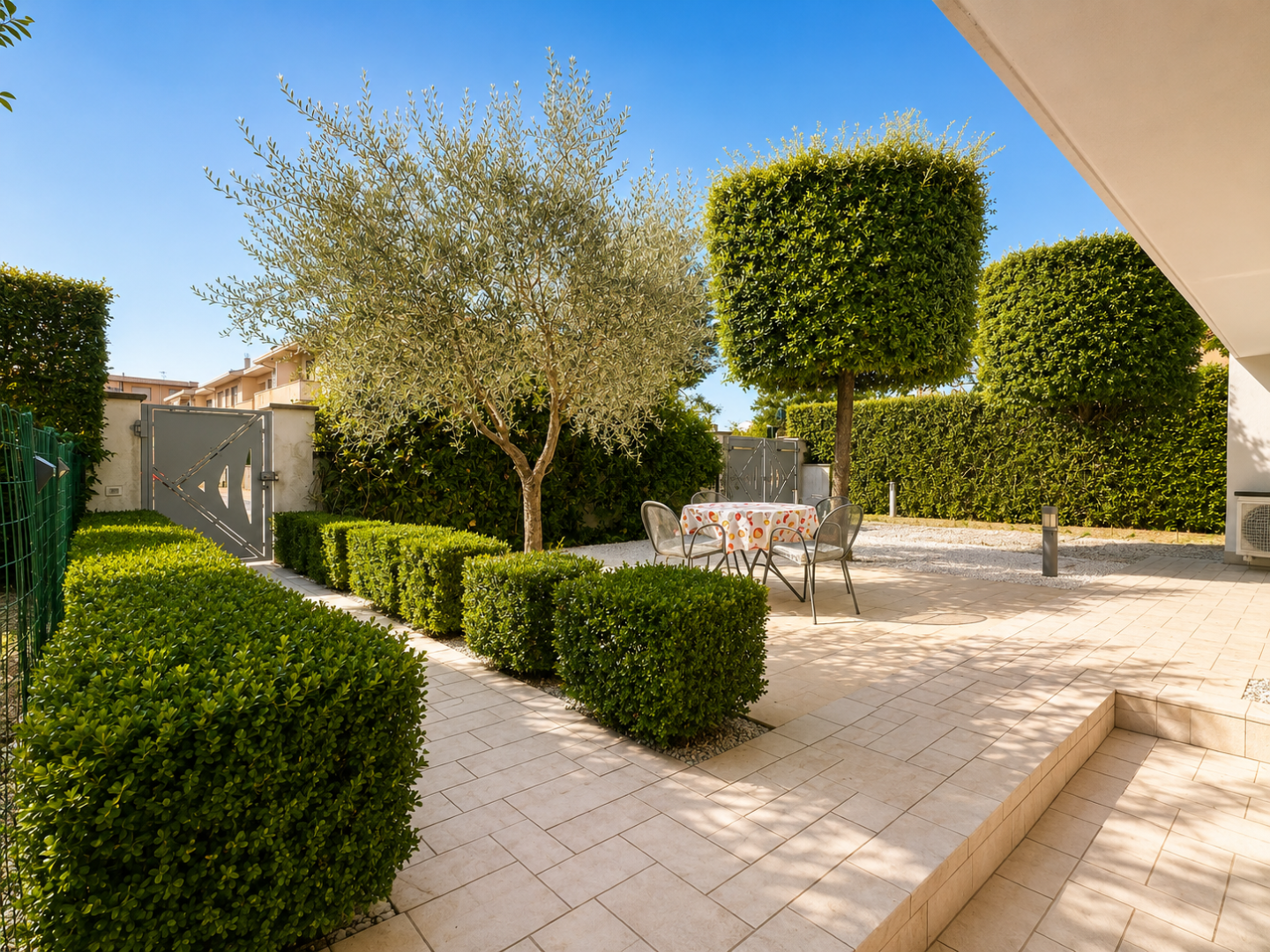 Villa con giardino, Cecina marina