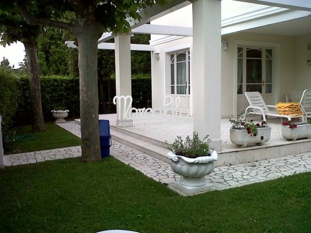 Villa arredata in affitto a Forte dei Marmi