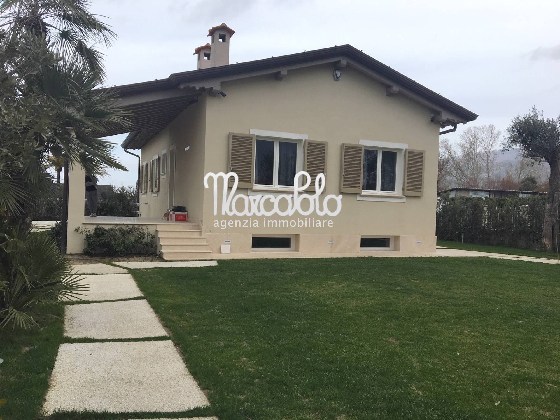 Villa arredata in affitto, Forte dei Marmi centro