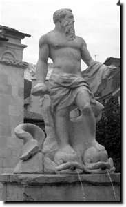 Locale commerciale in affitto a Carrara