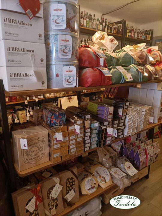 Locale commerciale in vendita a Carrara