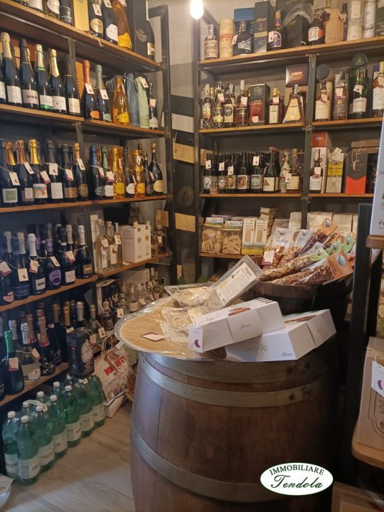 Locale commerciale in vendita a Carrara