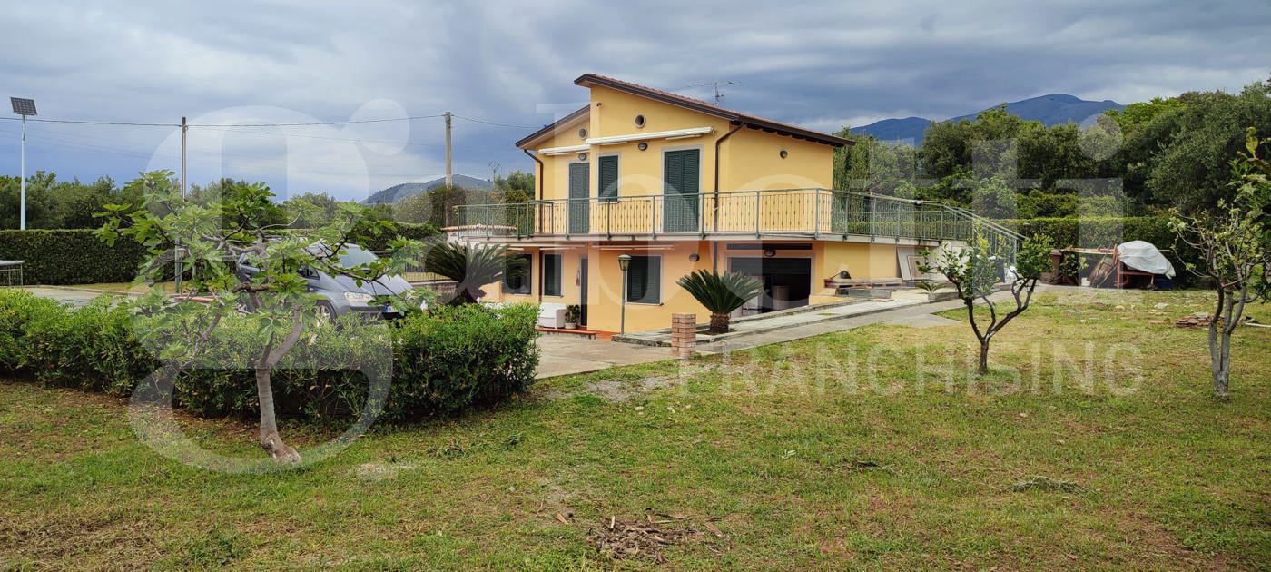 Villa con giardino a Scalea