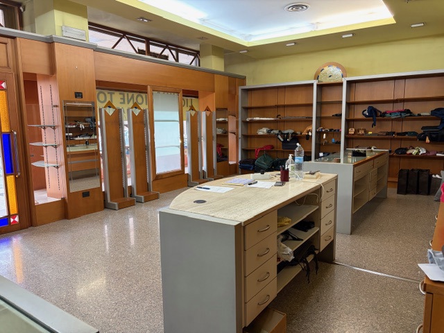 Negozio in affitto a Paderno Dugnano