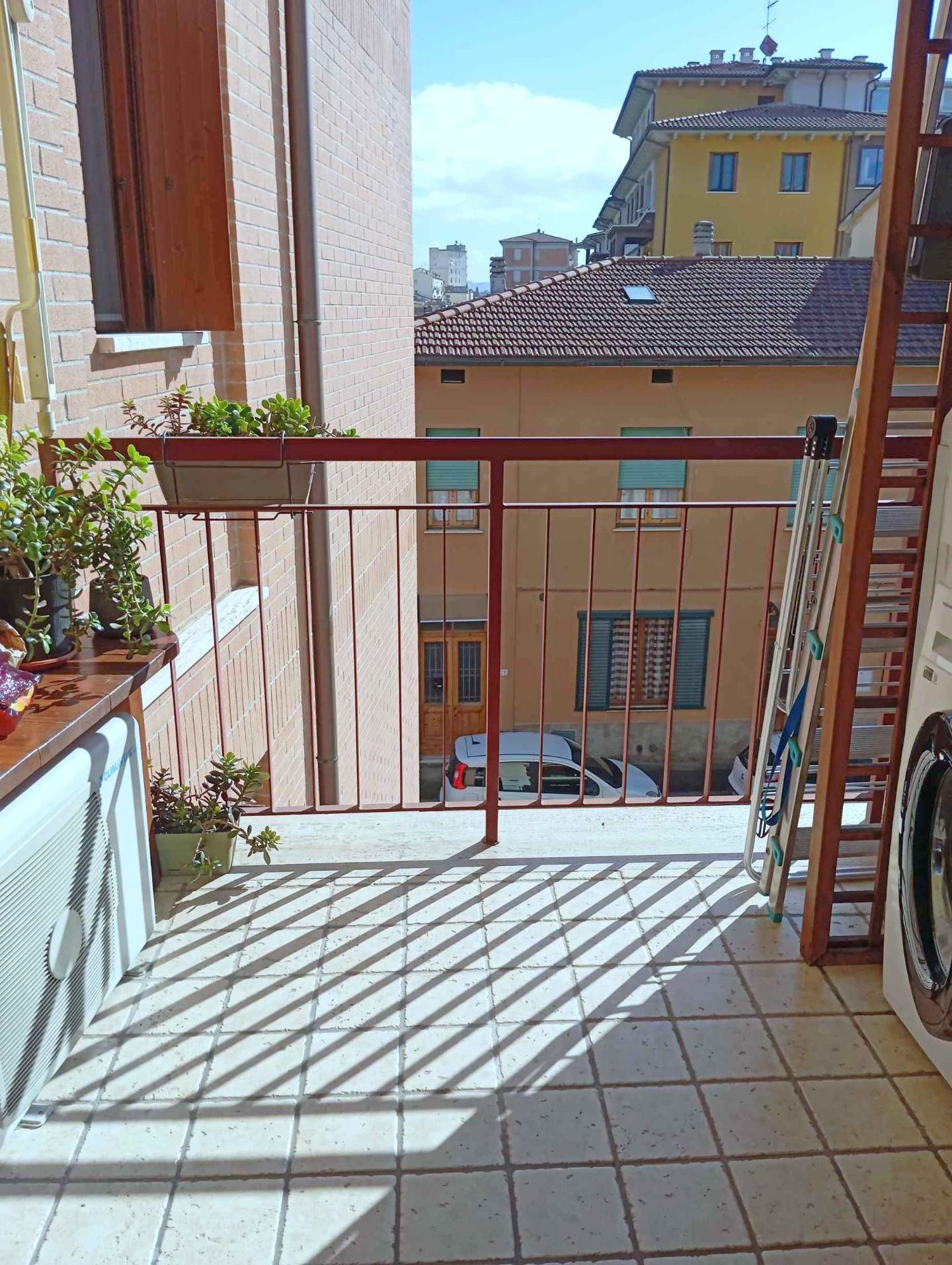 Appartamento con terrazzo, Poggibonsi via pisana (rione falco)