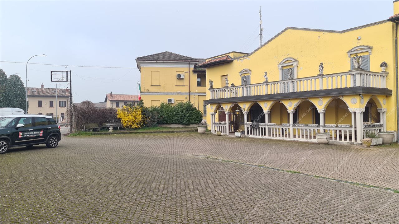 Locale commerciale in affitto a Vernate