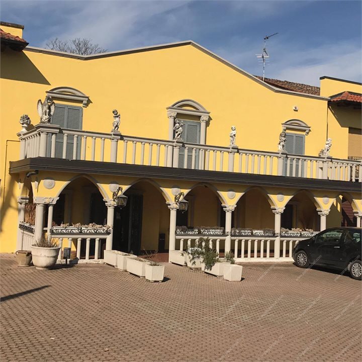 Locale commerciale in affitto a Vernate