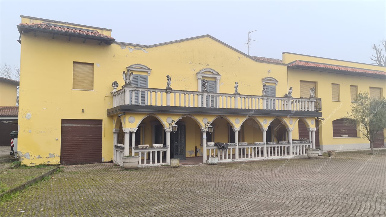 Locale commerciale in affitto a Vernate