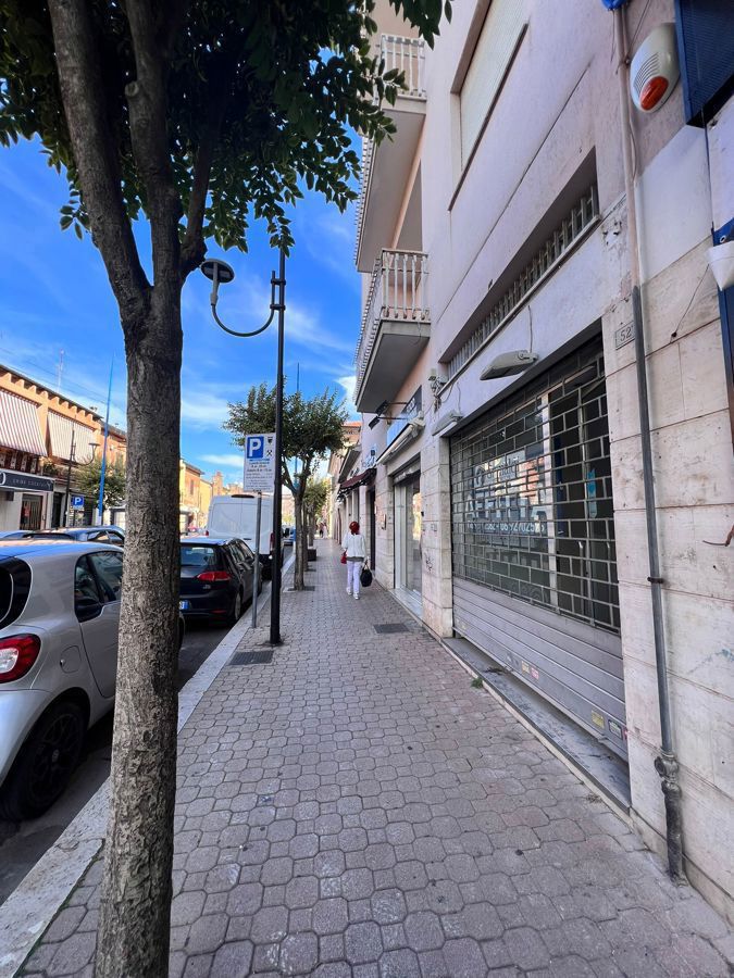 Negozio in affitto a Aprilia