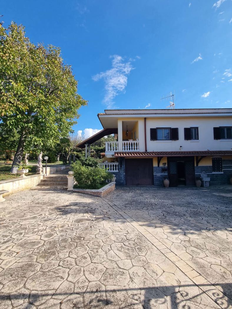 Villa con giardino a Aprilia