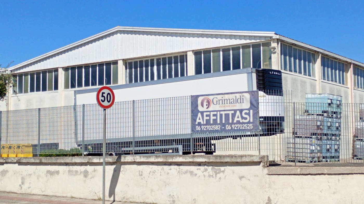 Magazzino con box doppio a Aprilia