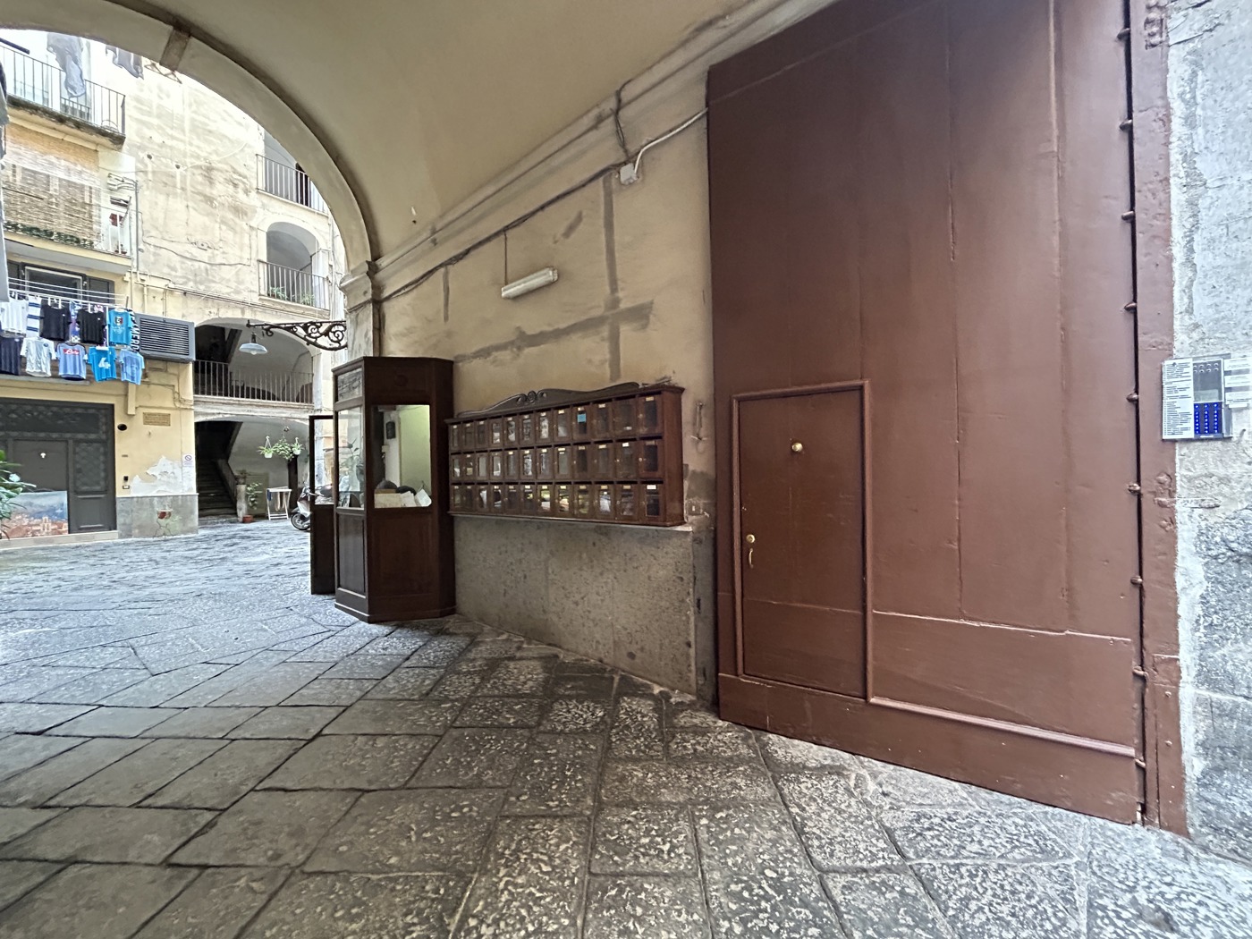 Bilocale da ristrutturare a Napoli