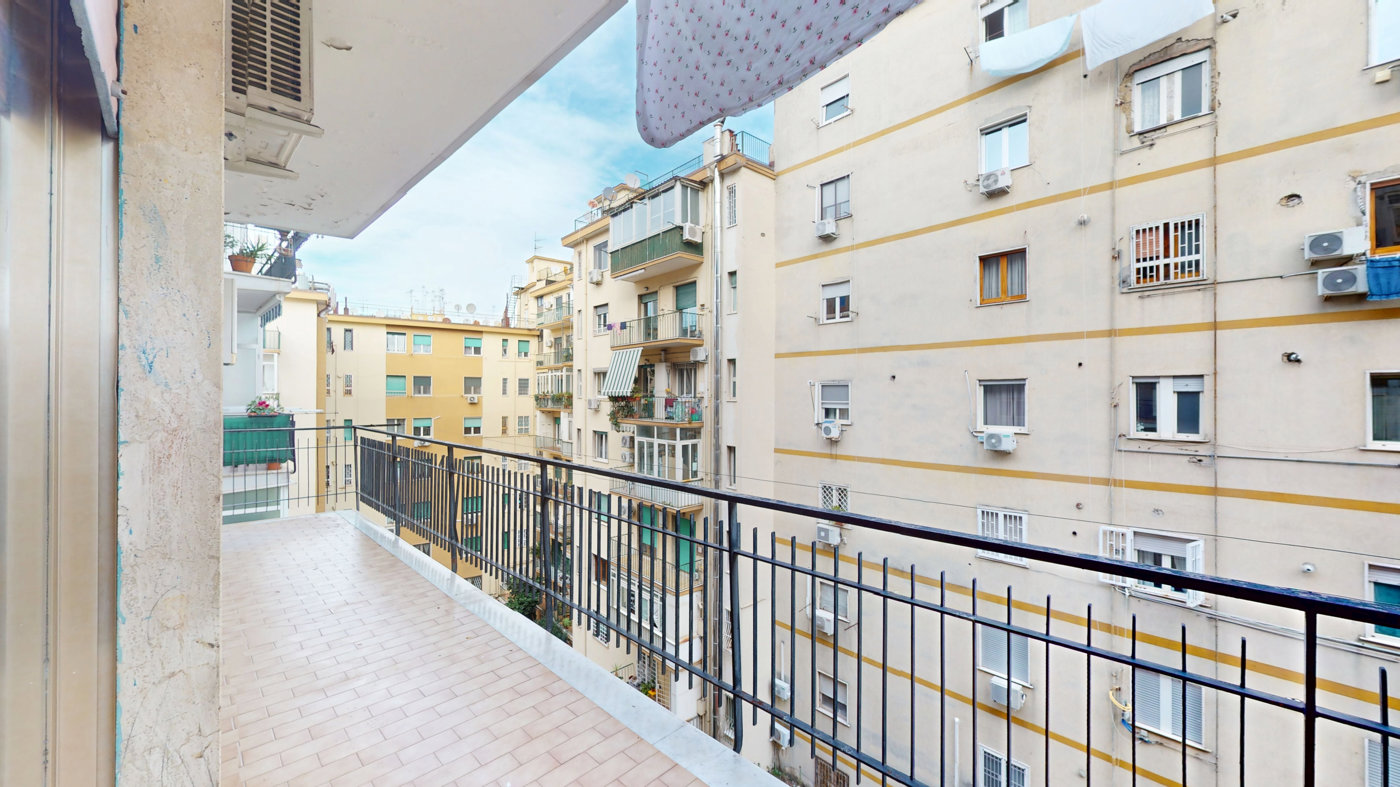 Trilocale da ristrutturare a Napoli