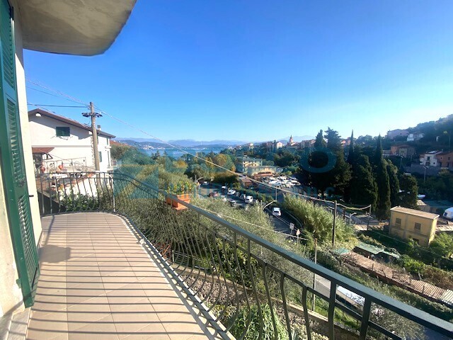 Quadrilocale vista mare in via del mattone, La Spezia