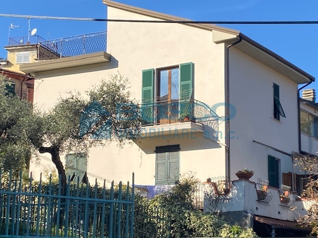 Quadrilocale con terrazzo in via gazzoli, Lerici