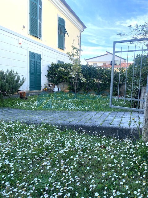 Trilocale con giardino, Sarzana santa caterina