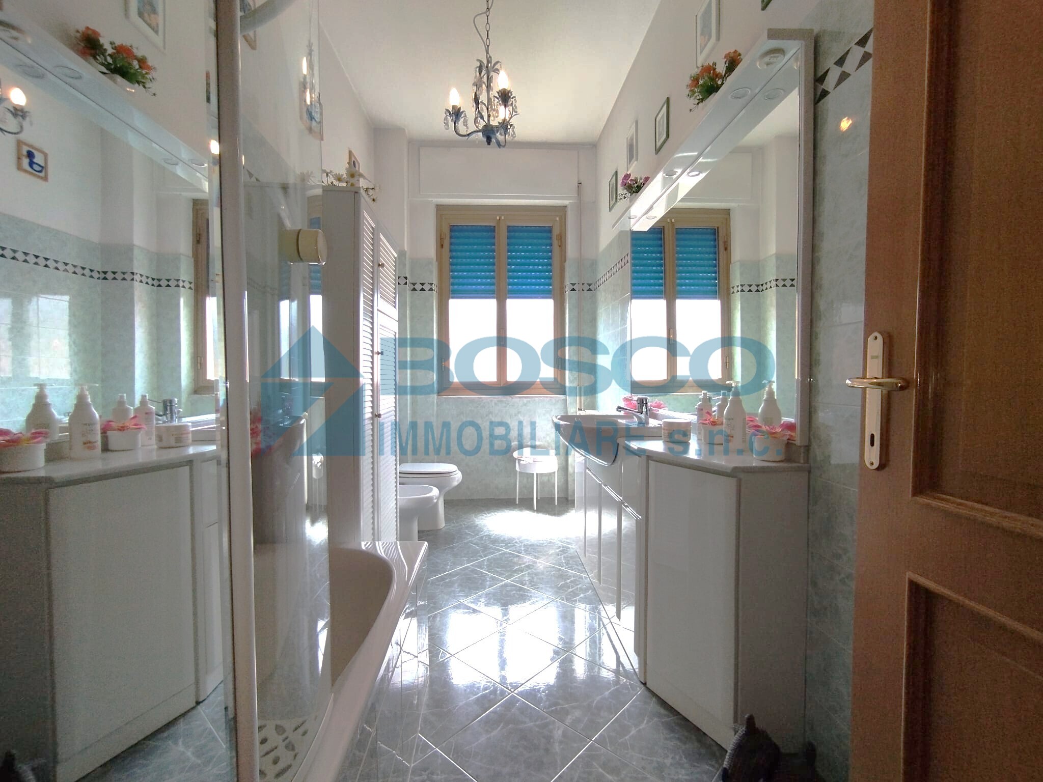 Appartamento con terrazzo in via gaetano donizetti, La Spezia