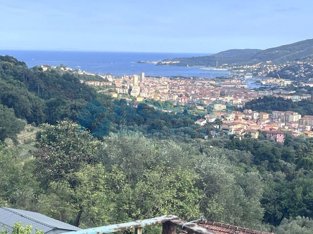 Quadrilocale da ristrutturare in via montalbano, La Spezia