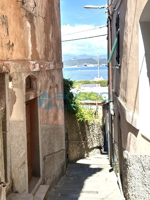 Trilocale con terrazzo in via belvedere 17, La Spezia