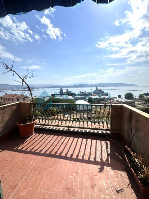 Trilocale con terrazzo in via belvedere 17, La Spezia