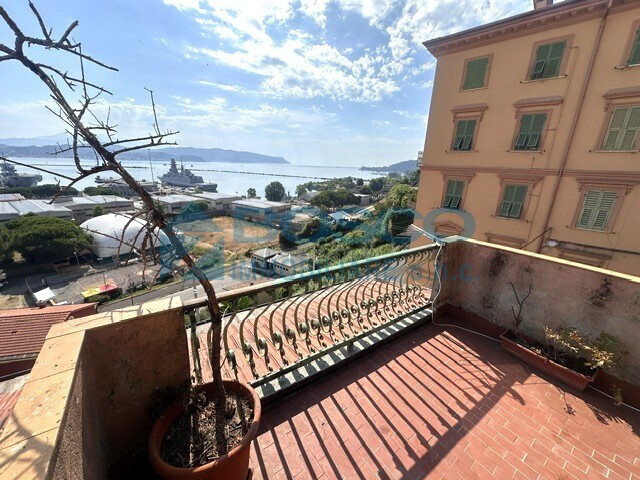 Trilocale con terrazzo in via belvedere 17, La Spezia