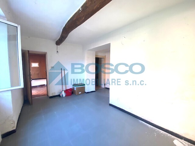 Trilocale da ristrutturare in via rebocco, La Spezia