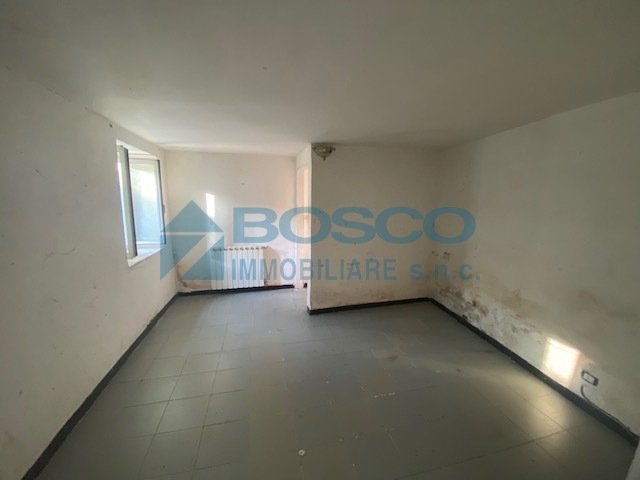 Trilocale da ristrutturare in via rebocco, La Spezia