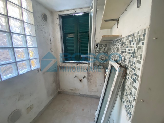 Trilocale da ristrutturare in via rebocco, La Spezia