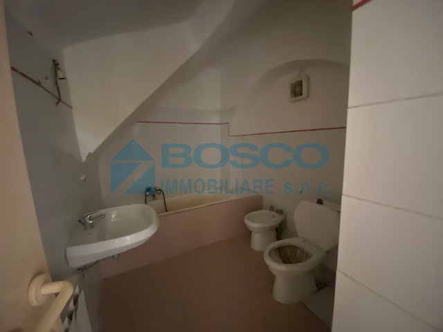 Trilocale da ristrutturare in via rebocco, La Spezia