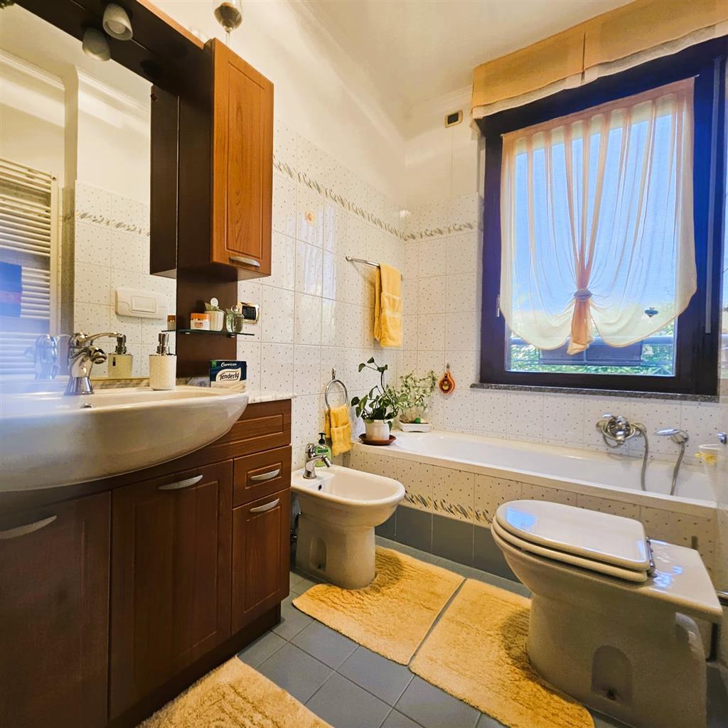 Appartamento con giardino in via deledda 7, Pessano con Bornago