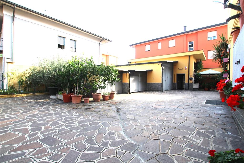 Villa Trifamiliari con giardino in via sempione2, Desio