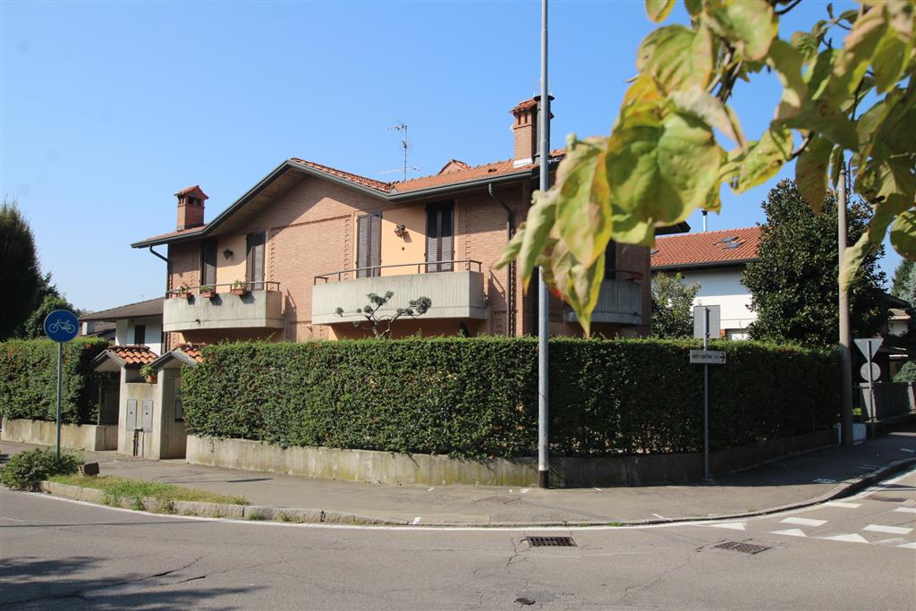 Villa con giardino in via massimo d'azeglio 46, Giussano