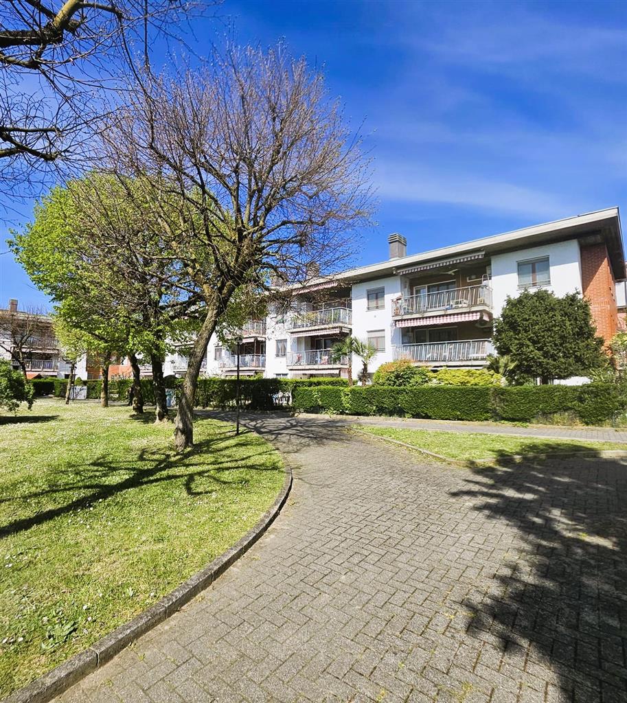 Appartamento con giardino in via deledda 7, Pessano con Bornago