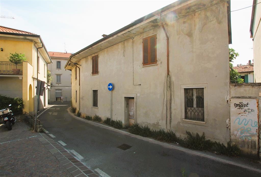 Stabile/Palazzo con giardino in via monte rosa 38, Melzo