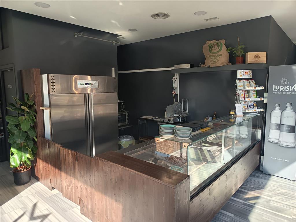 Attivit commerciale con giardino a Senago