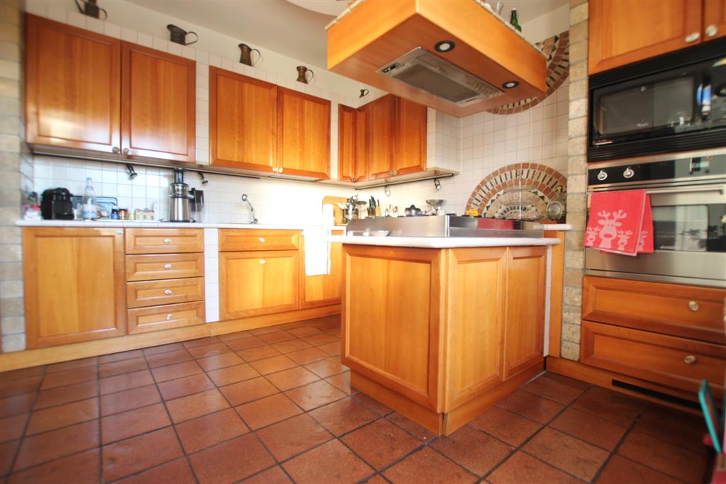 Appartamento con terrazzi in via forlanini 46, Desio