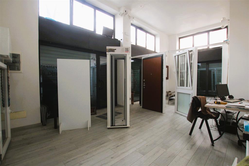 Negozio a basso consumo in via santa giovanna d'arco 196, Sesto San Giovanni