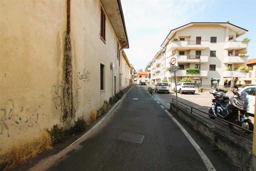Stabile/Palazzo con giardino in via monte rosa 38, Melzo