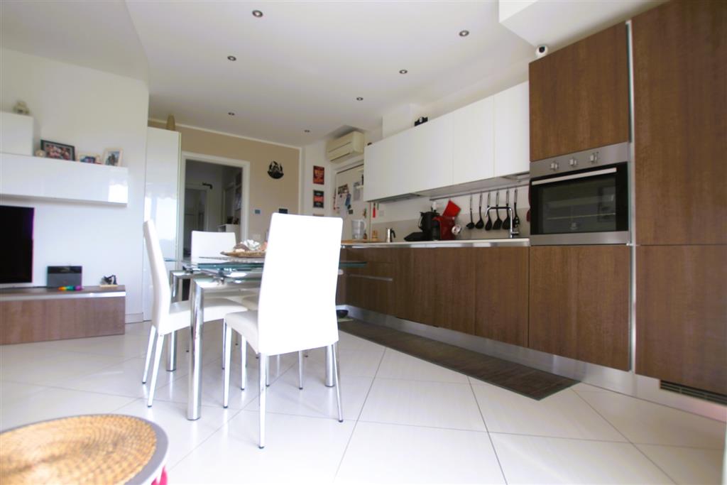 Trilocale con box in via agnesi 230, Desio