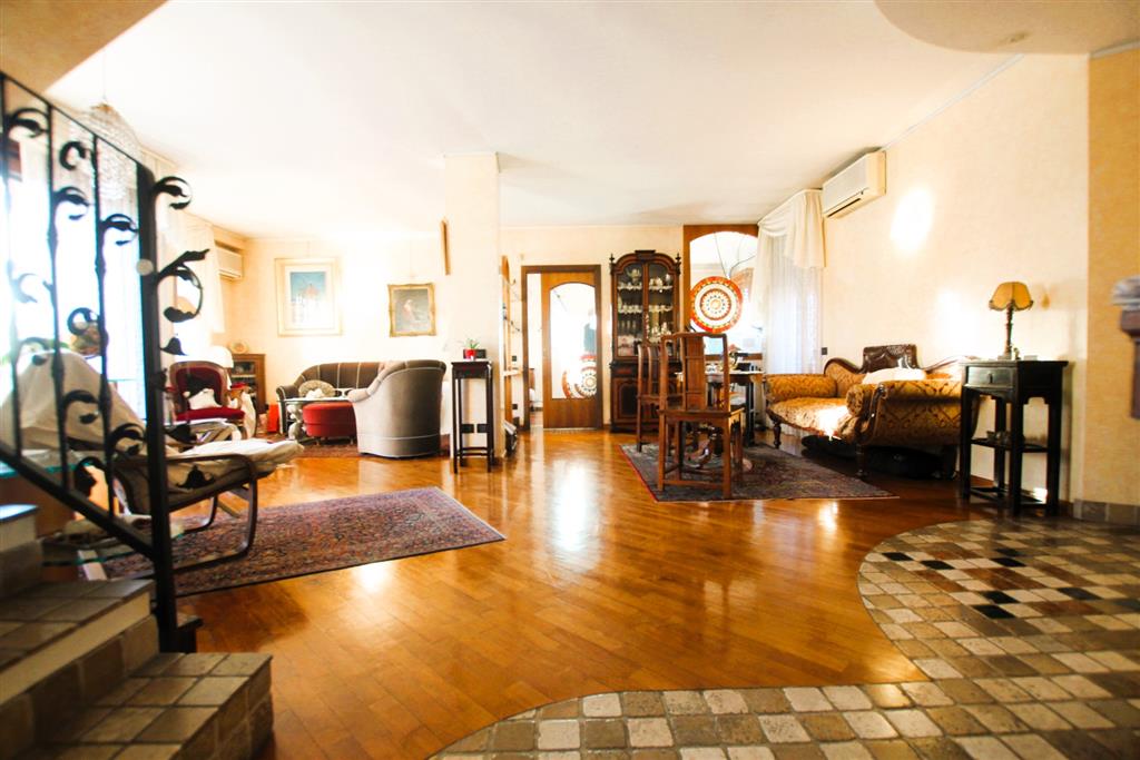 Appartamento con terrazzi in via forlanini 46, Desio