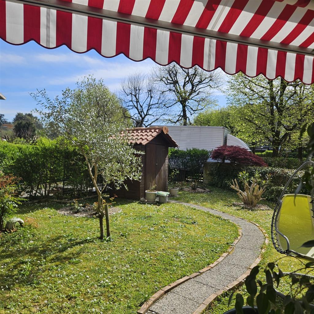 Appartamento con giardino in via deledda 7, Pessano con Bornago