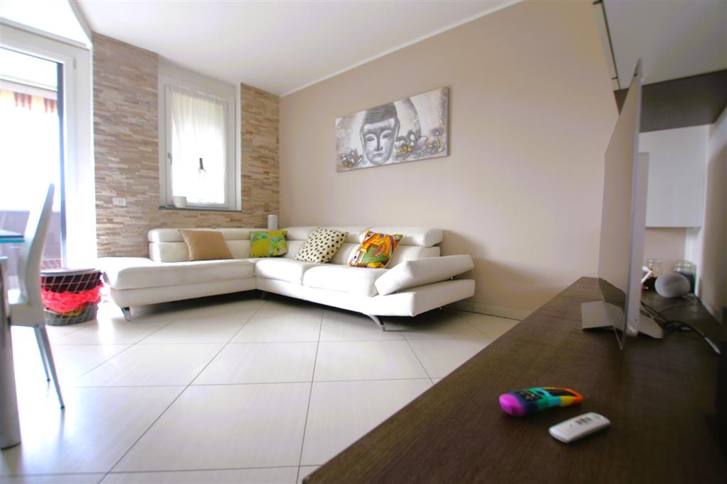 Trilocale con box in via agnesi 230, Desio