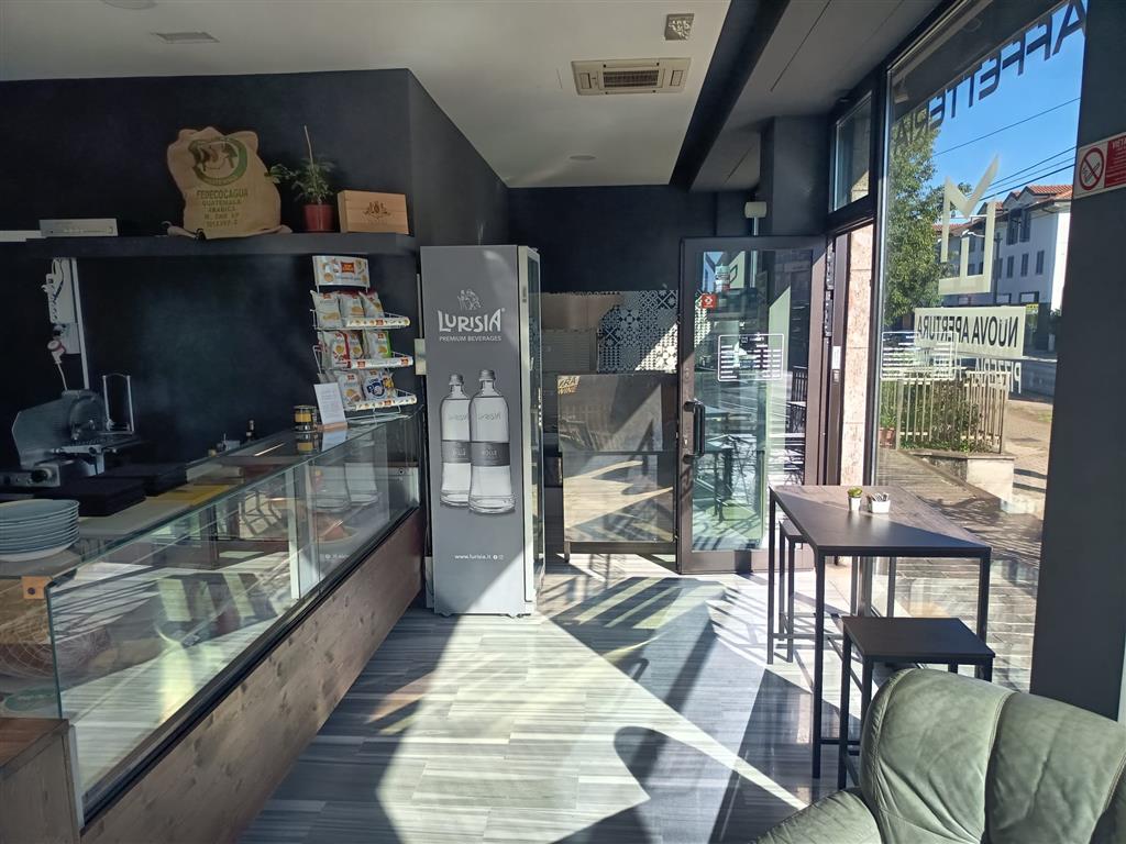 Attivit commerciale con giardino a Senago