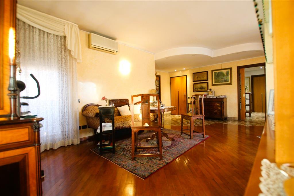 Appartamento con terrazzi in via forlanini 46, Desio