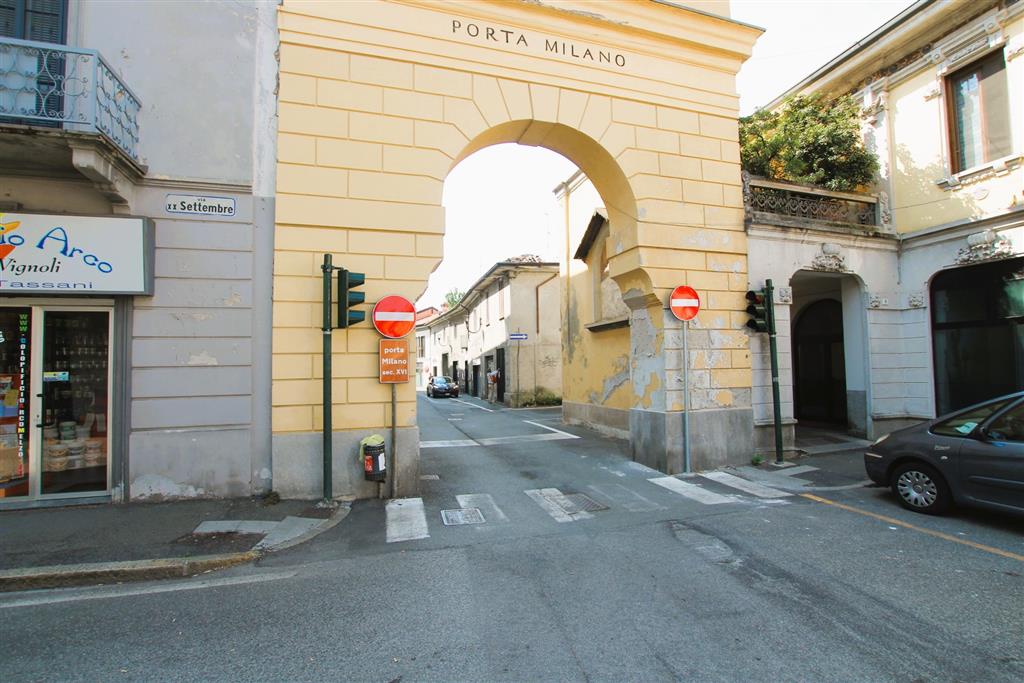 Stabile/Palazzo con giardino in via monte rosa 38, Melzo